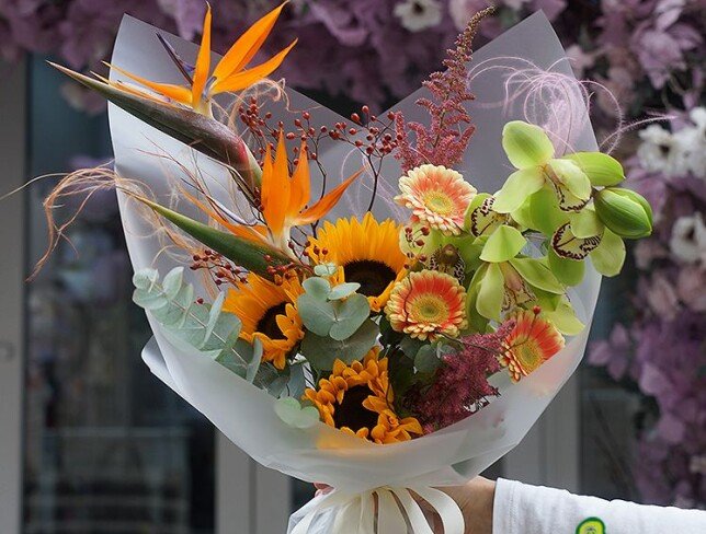 Buchet din strelitzia, orhidee verde, floarea-soarelui si gerbere — foto 4