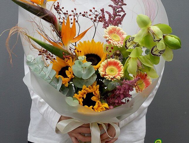 Buchet din strelitzia, orhidee verde, floarea-soarelui si gerbere — foto 5