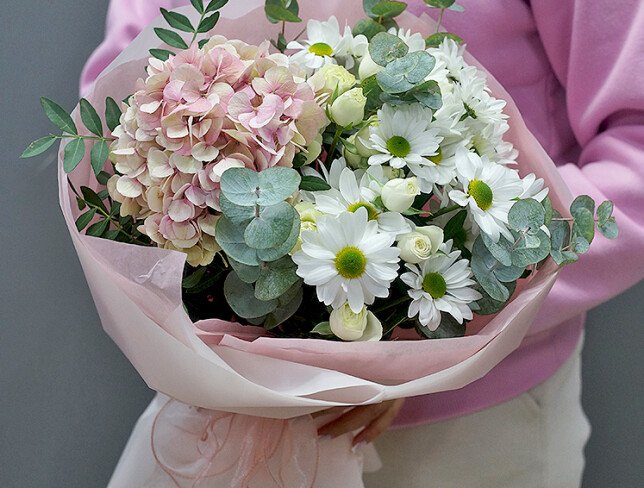 Buchet din hortensie roz, crizanteme albe si trandafiri albi de tufa foto