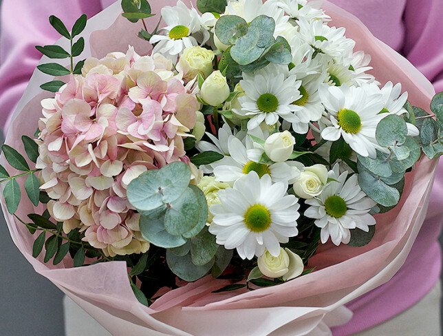 Buchet din hortensie roz, crizanteme albe si trandafiri albi de tufa foto