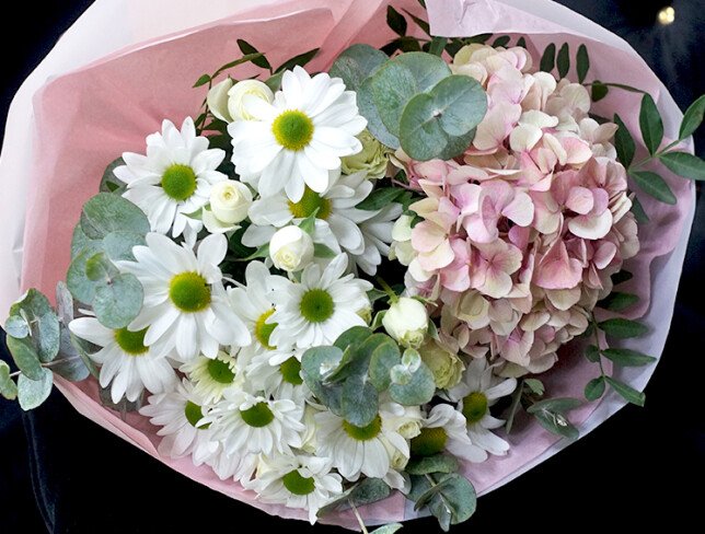 Buchet din hortensie roz, crizanteme albe si trandafiri albi de tufa foto