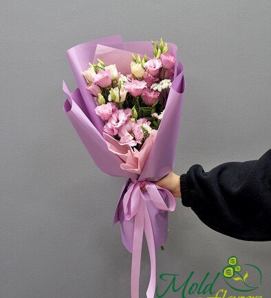 Bouquet with pink eustomas and white statice photo 394x433