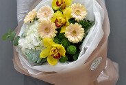 Букет с белой гортензией, кремовыми мини-герберами и желтыми орхидеями — фото 3
