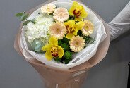 Букет с белой гортензией, кремовыми мини-герберами и желтыми орхидеями — фото 1