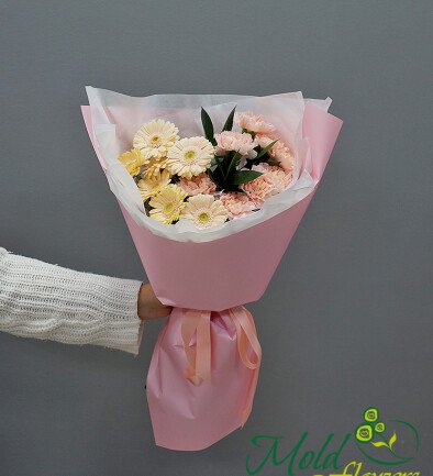 Buchet cu mini-gerbere crem si dianthus roz foto 394x433