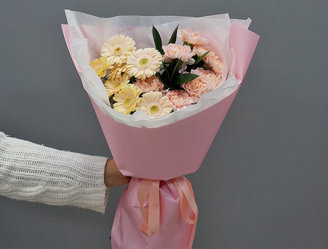 Buchet cu mini-gerbere crem si dianthus roz foto