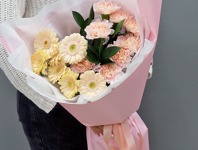 Buchet cu mini-gerbere crem si dianthus roz foto