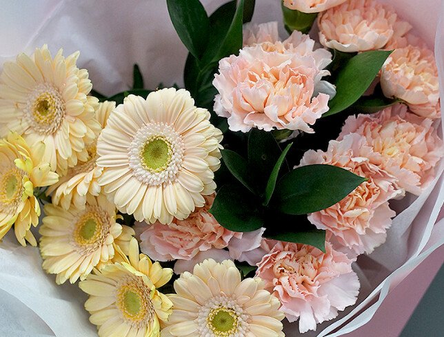 Buchet cu mini-gerbere crem si dianthus roz foto