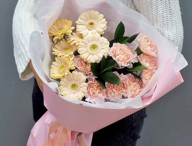 Buchet cu mini-gerbere crem si dianthus roz foto