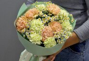 Bouquet of multicolored dianthus and daisies — photo 1