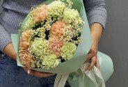 Bouquet of multicolored dianthus and daisies — photo 3