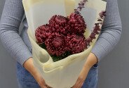 Buchet din 5 crizanteme sferice maro si eucalipt — foto 1