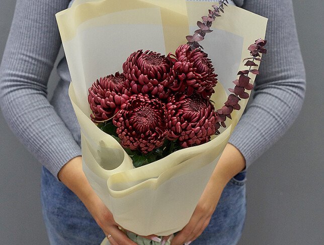 Buchet din 5 crizanteme sferice maro si eucalipt foto