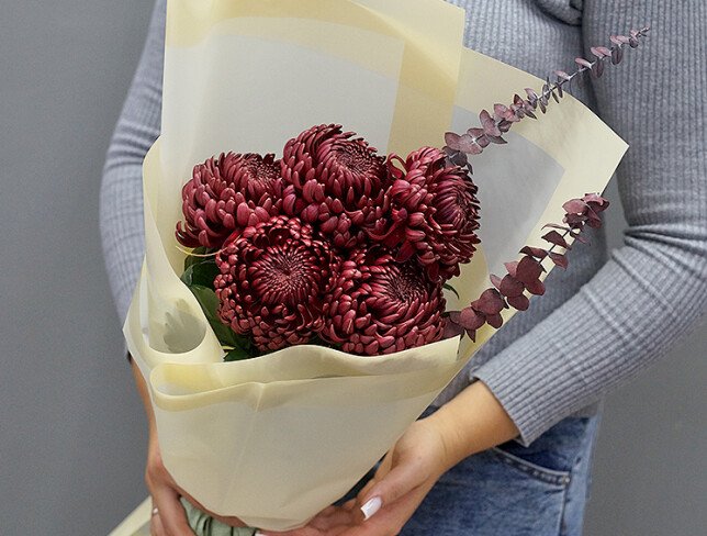 Buchet din 5 crizanteme sferice maro si eucalipt foto