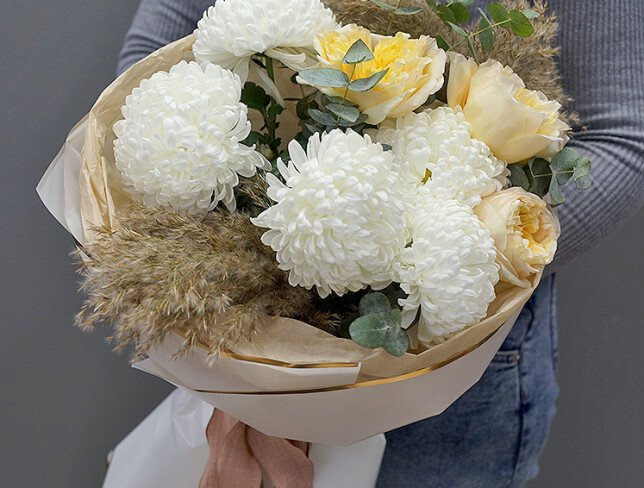 Buchet din crizanteme albe si trandafiri «Cream Expression» foto