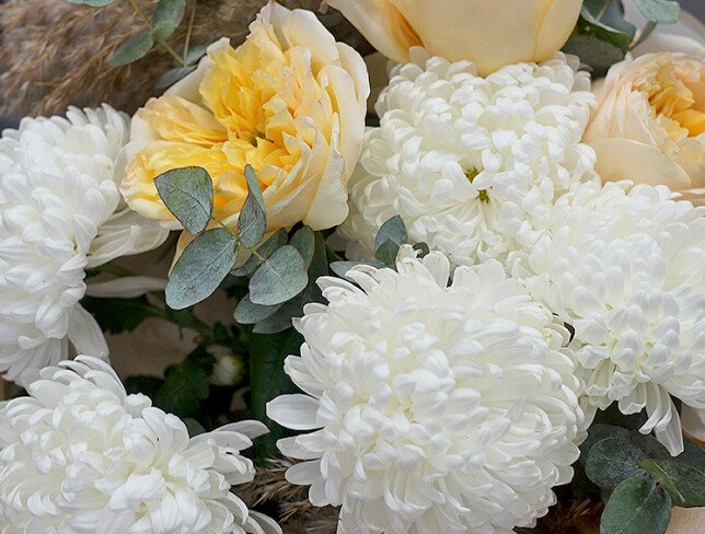 Buchet din crizanteme albe si trandafiri «Cream Expression» foto