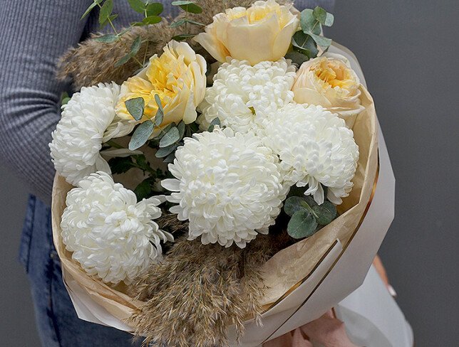 Buchet din crizanteme albe si trandafiri «Cream Expression» foto