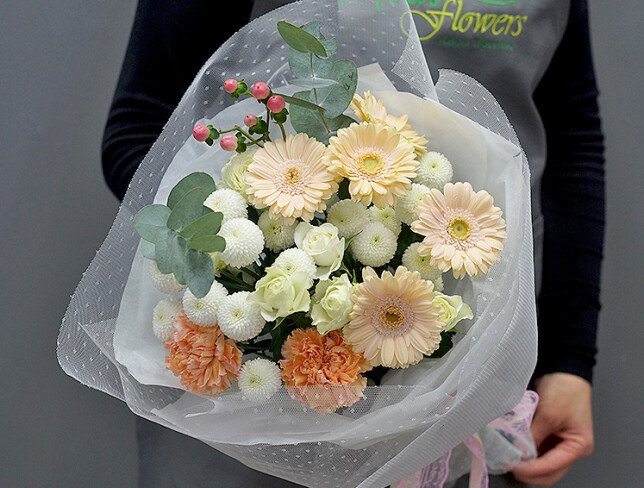 Buchet din gerbere roz pal si crizanteme albe foto