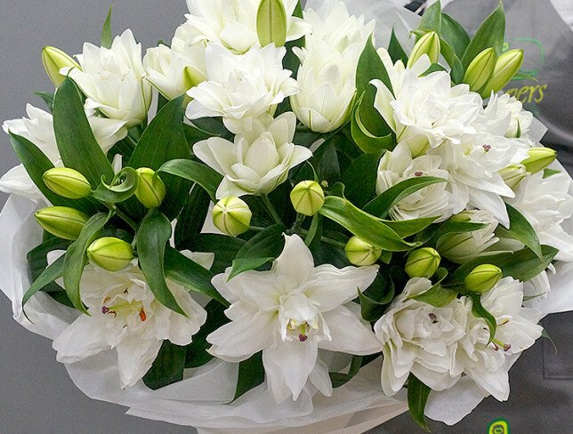 Buchet din crini albi «Coroana de Zapada» foto