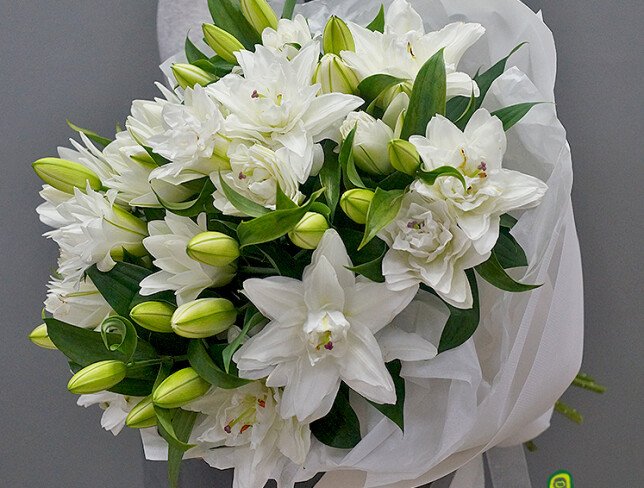 Buchet din crini albi «Coroana de Zapada» foto