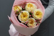 Buchet cu trandafiri „Crem Expression” si hypericum roz — foto 2