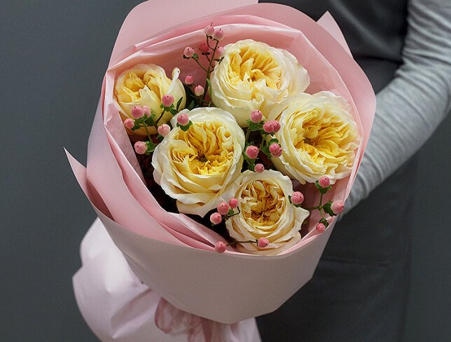 Buchet cu trandafiri „Crem Expression” si hypericum roz — foto 2