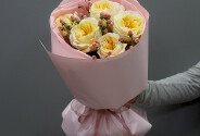 Buchet cu trandafiri „Crem Expression” si hypericum roz — foto 1