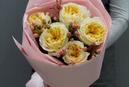 Buchet cu trandafiri „Crem Expression” si hypericum roz — foto 3