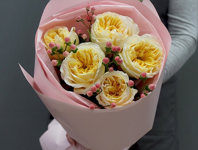 Buchet cu trandafiri „Crem Expression” si hypericum roz — foto 3