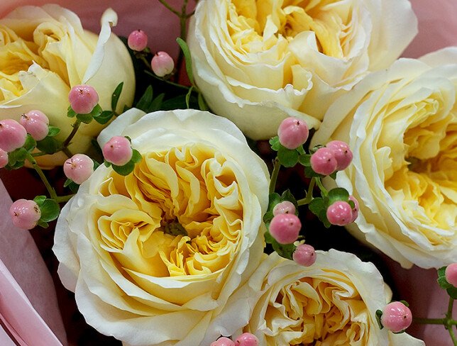 Buchet cu trandafiri „Crem Expression” si hypericum roz — foto 4