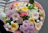 Buchet de trandafiri tip bujor, crizanteme si crini „Armonie Pastelata” — foto 1