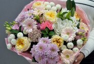 Buchet de trandafiri tip bujor, crizanteme si crini „Armonie Pastelata” — foto 3