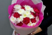 Bouquet of white chrysanthemums and fuchsia carnations — photo 2