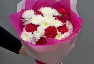 Bouquet of white chrysanthemums and fuchsia carnations — photo 1