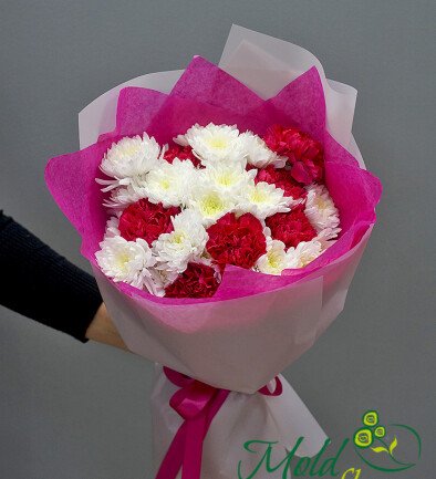 Bouquet of white chrysanthemums and fuchsia carnations photo 394x433