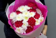 Bouquet of white chrysanthemums and fuchsia carnations — photo 4