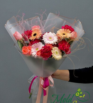 Buchet din gerbere, garoafe si trandafiri coral foto 394x433