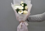 Buchet din gerbera albe, trandafiri albi, crizanteme albe si dovleac decorativ — foto 1