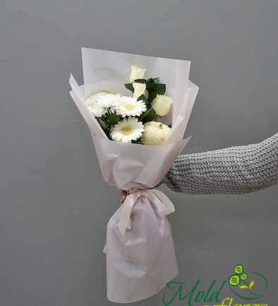 Buchet din gerbera albe, trandafiri albi, crizanteme albe si dovleac decorativ foto 394x433