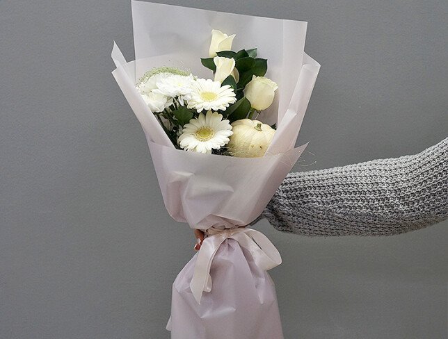 Buchet din gerbera albe, trandafiri albi, crizanteme albe si dovleac decorativ foto