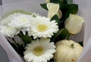 Buchet din gerbera albe, trandafiri albi, crizanteme albe si dovleac decorativ — foto 2