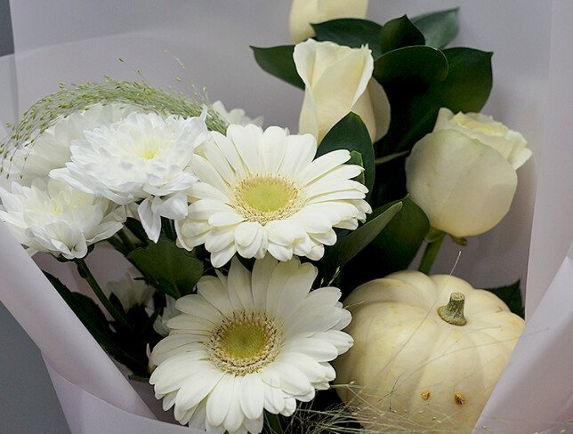 Buchet din gerbera albe, trandafiri albi, crizanteme albe si dovleac decorativ foto