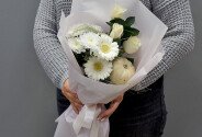 Buchet din gerbera albe, trandafiri albi, crizanteme albe si dovleac decorativ — foto 3