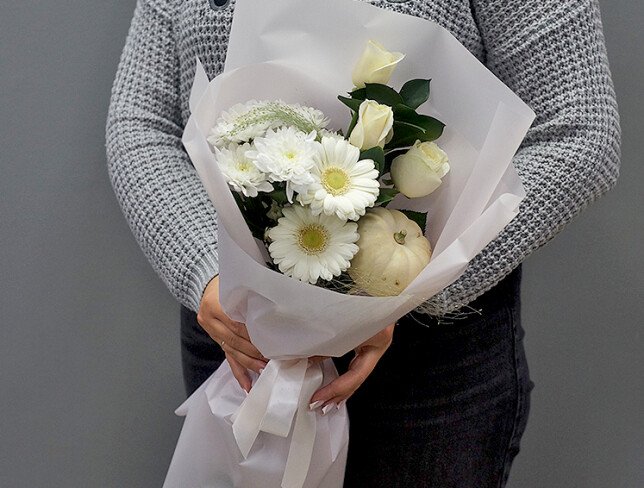 Buchet din gerbera albe, trandafiri albi, crizanteme albe si dovleac decorativ foto