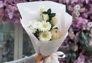 Buchet din gerbera albe, trandafiri albi, crizanteme albe si dovleac decorativ — foto 4