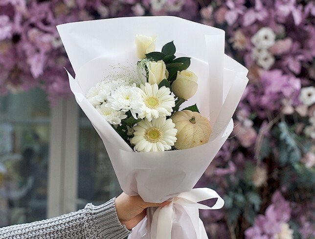 Buchet din gerbera albe, trandafiri albi, crizanteme albe si dovleac decorativ foto