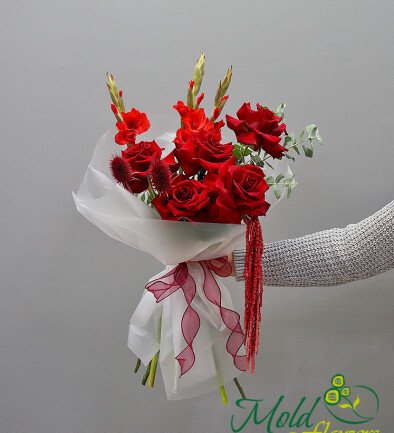 Buchet din trandafiri rosii de 80–90 cm, gladiole si amarant foto 394x433
