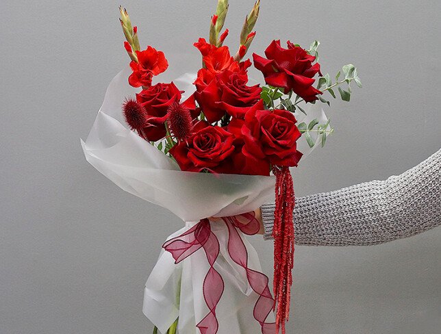 Buchet din trandafiri rosii de 80–90 cm, gladiole si amarant foto