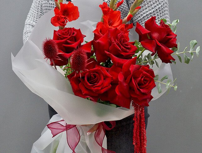 Buchet din trandafiri rosii de 80–90 cm, gladiole si amarant foto