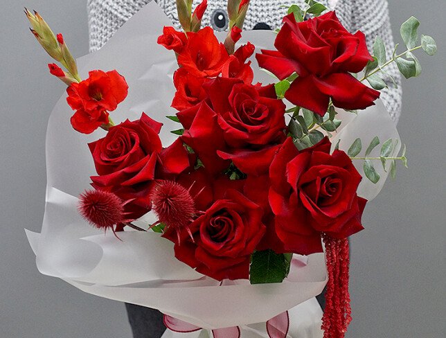 Buchet din trandafiri rosii de 80–90 cm, gladiole si amarant foto